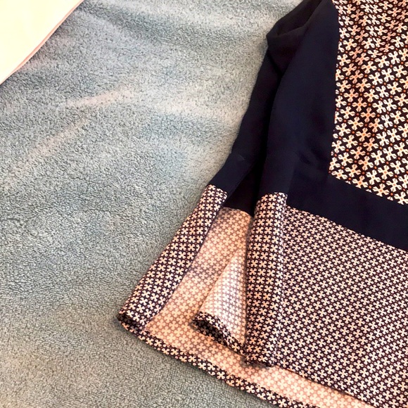 V front and V back shell/ tank. Slightly fitted wit fit and flare peplum - Picture 5 of 5